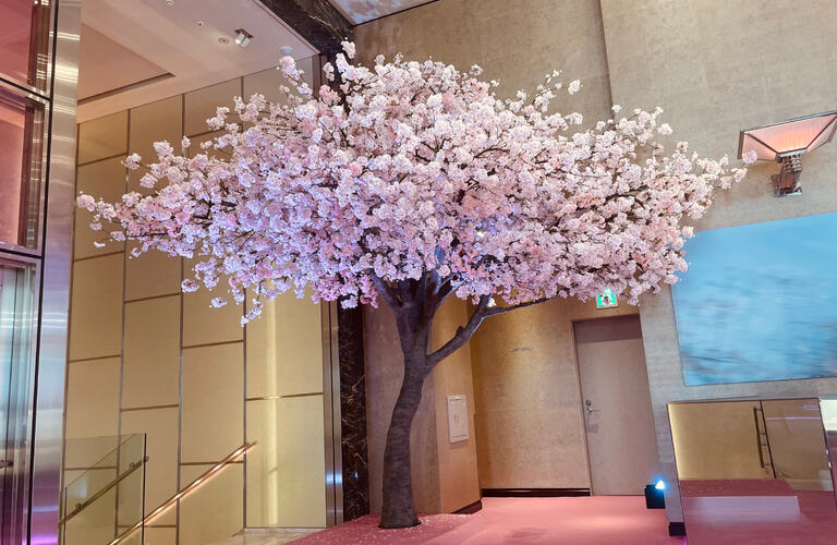 巨大なリアル造形桜シンボルツリーをレンタルできるのはアルチザンだけ｜春の空間ディスプレイに迷ったら圧倒的な存在感を放つ桜の一本木で決まり