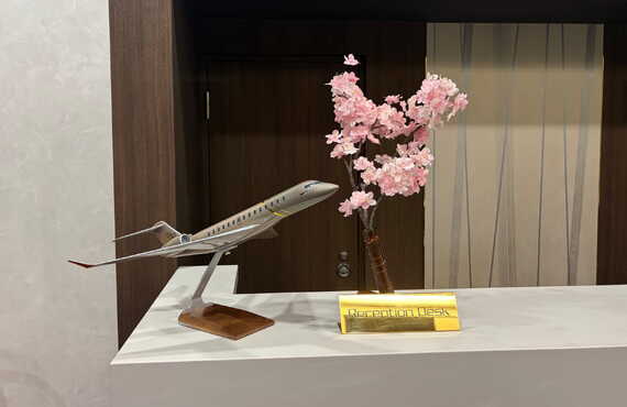 日本の最高峰の玄関口で、世界のVIPを迎える。成田国際空港 ビジネスジェット専用ターミナルに選ばれた、卓上「縁桜」オブジェ