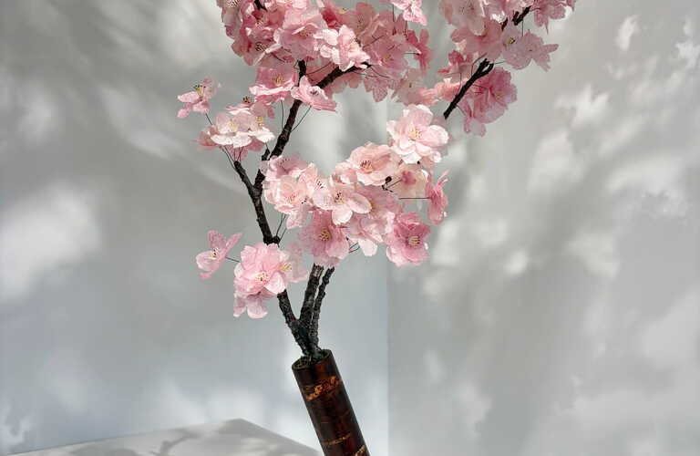 伝統工芸 × 伝統工芸。時を超え重なり合う匠の美意識。「縁桜」が魅せる、樺細工と江戸切子との新たなるクロスオーバー