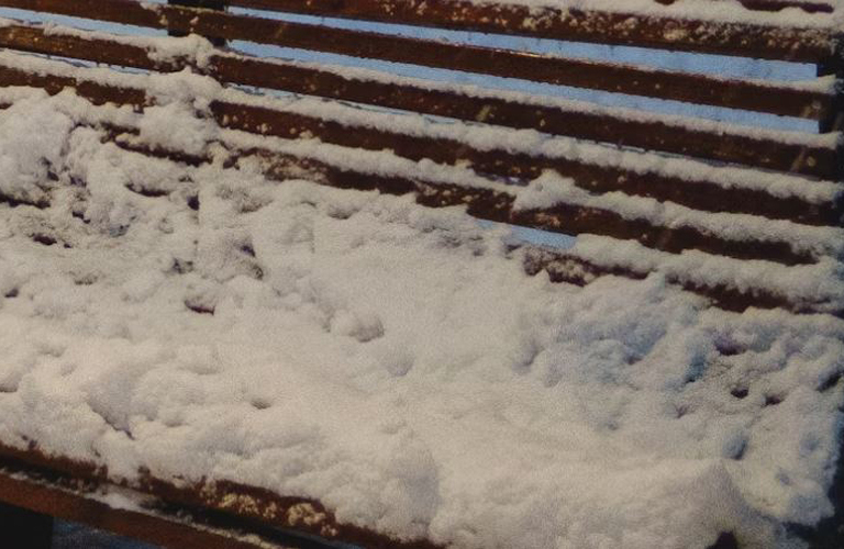 環境に優しいリサイクル自然素材を活用した雪装飾を行います。｜まるで本物のようなリアルなパウダースノーで冬のイベントを演出いたします。